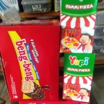 Alhamdulillah di hari ini kios gratis yatim dan piatu mendapatkan donasi dari Ibu Rt 06/04 mangga dua selatan ,berupa 2 box snack coklat dan 2 box permen rasa buah